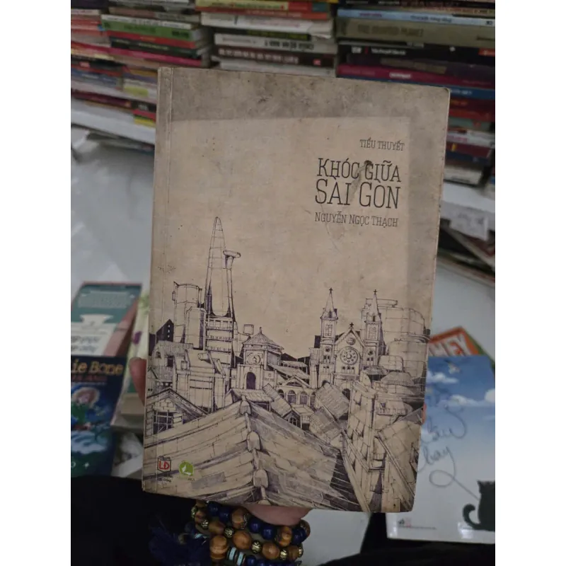 KHÓC GIỮA SÀI GÒN 1024946