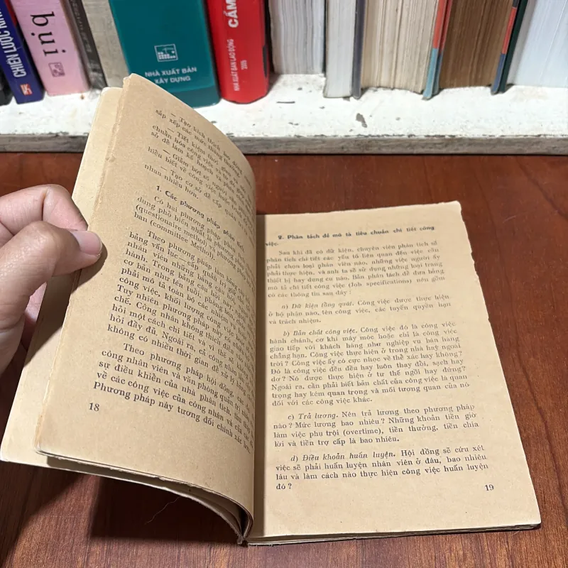 II Vấn Đề Tuyển Dụng Và Chính Sách Lương Bổng - Nguyễn Hữu Thân - 1990 779012