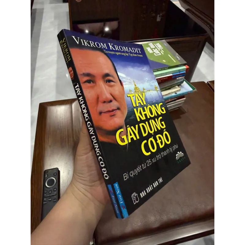 TAY KHÔNG GÂY DỰNG CƠ ĐỒ – Vikrom Kromadit- K3 1003707