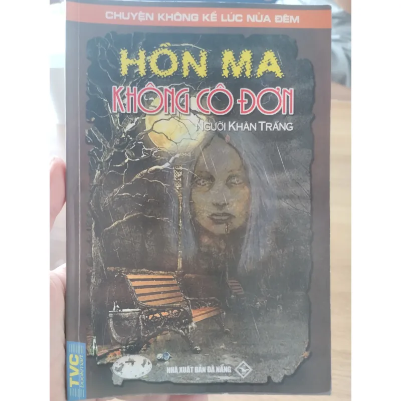 cuốn sách Hồn Ma Không Cô Đơn thuộc bộ truyện Chuyện Không Kể Lúc Nửa Đêm 1032099
