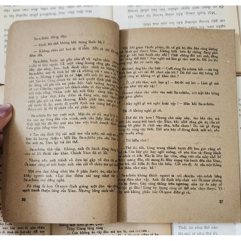 Tiểu thuyết hình sự tội phạm: Thuốc phiện trong trái banh 703964