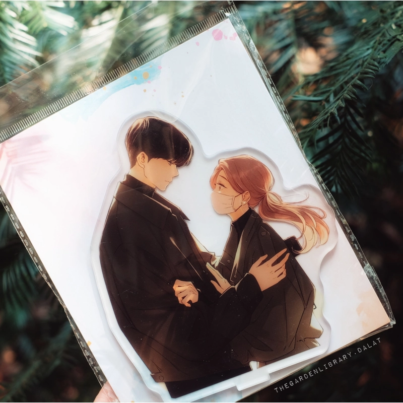 Standee Khó Dỗ Dành - Mới, cao 16cm, dầy, acrylic in hai mặt 409500