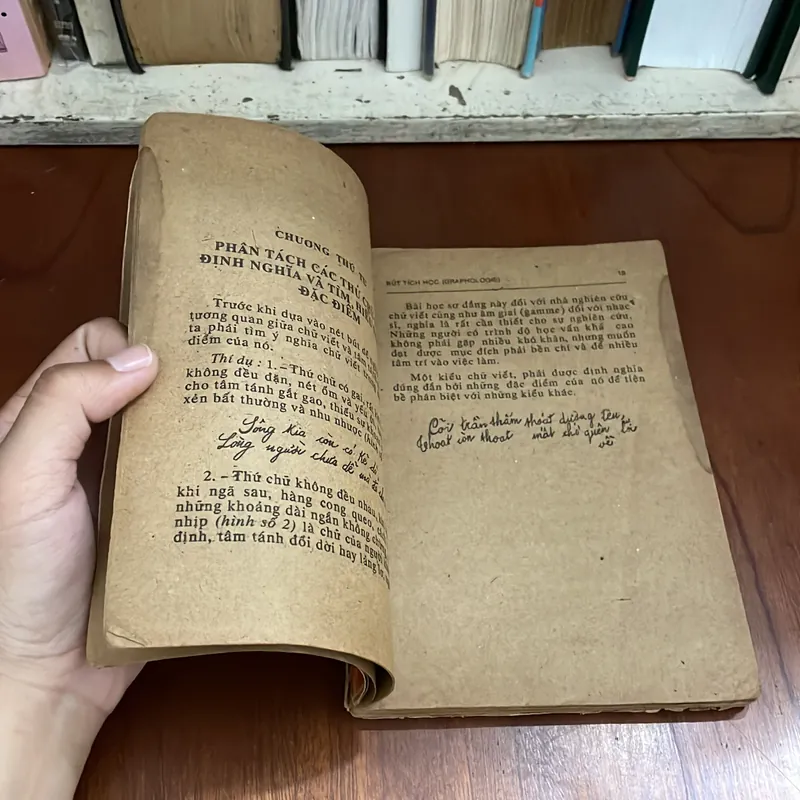 II Sách Xưa: Bút Tích Học _ Nghiên Cứu Chữ Ký Và Chữ Viết - Huỳnh Minh - 1989 576900