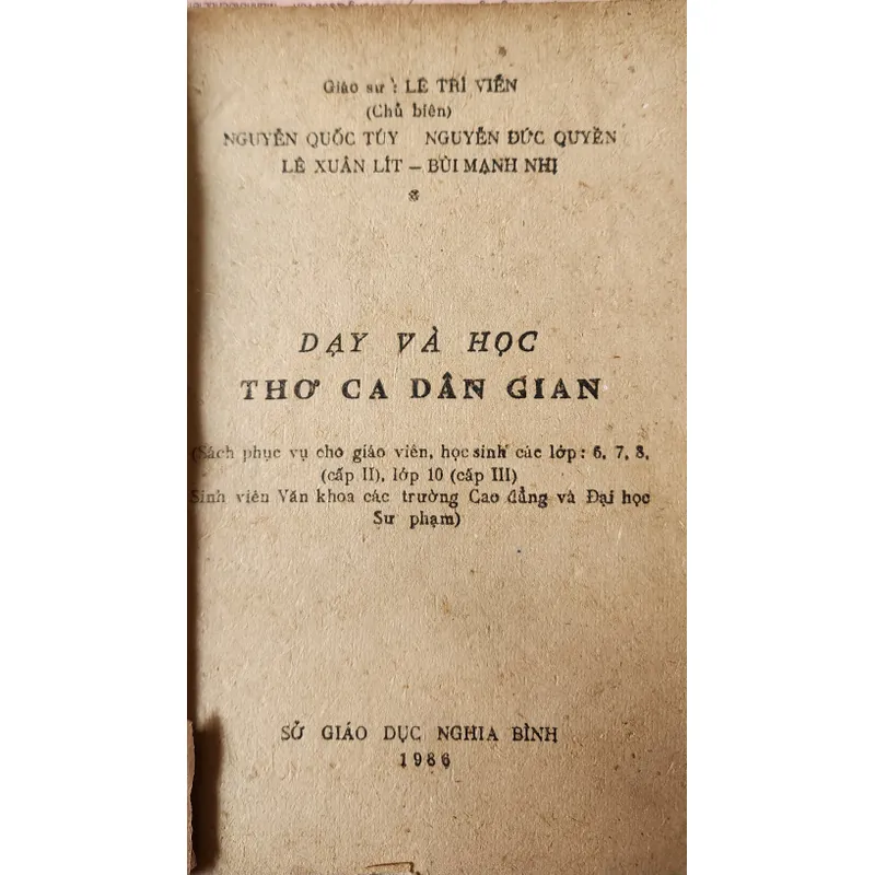 Dạy và học: Thơ ca dân gian - Giáo sư Lê Trí Viễn làm chủ biên 704199