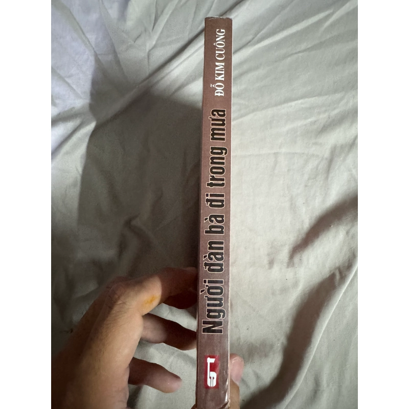 Người đàn bà đi trong mưa 517144