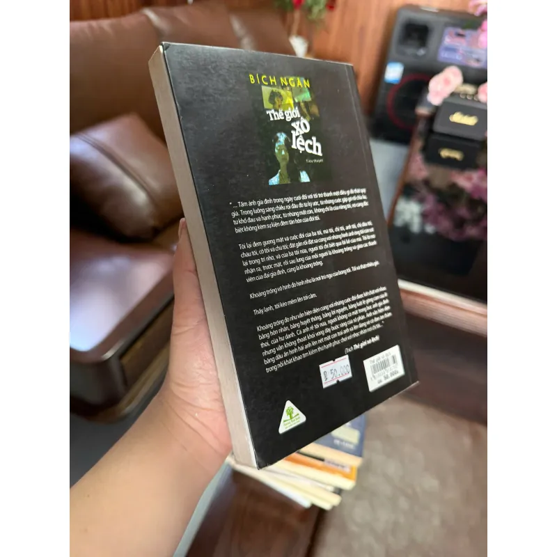 Thế giới xô lệch” – Bích Ngân 975427