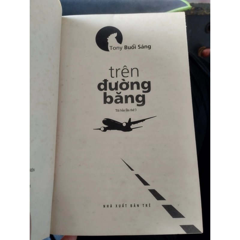 Trên Đường Băng" của tác giả Tony Buổi Sáng.   546341