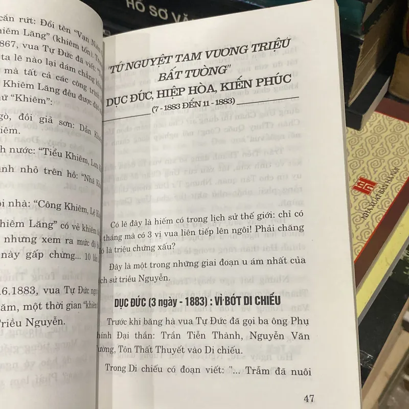 KỂ CHUYỆN CÁC ĐỜI VUA NHÀ NGUYỄN (XB 2007) 707997