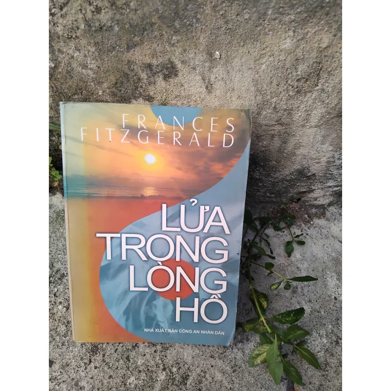 Lửa trong lòng hồ của Frances Fitzgerald  1032077