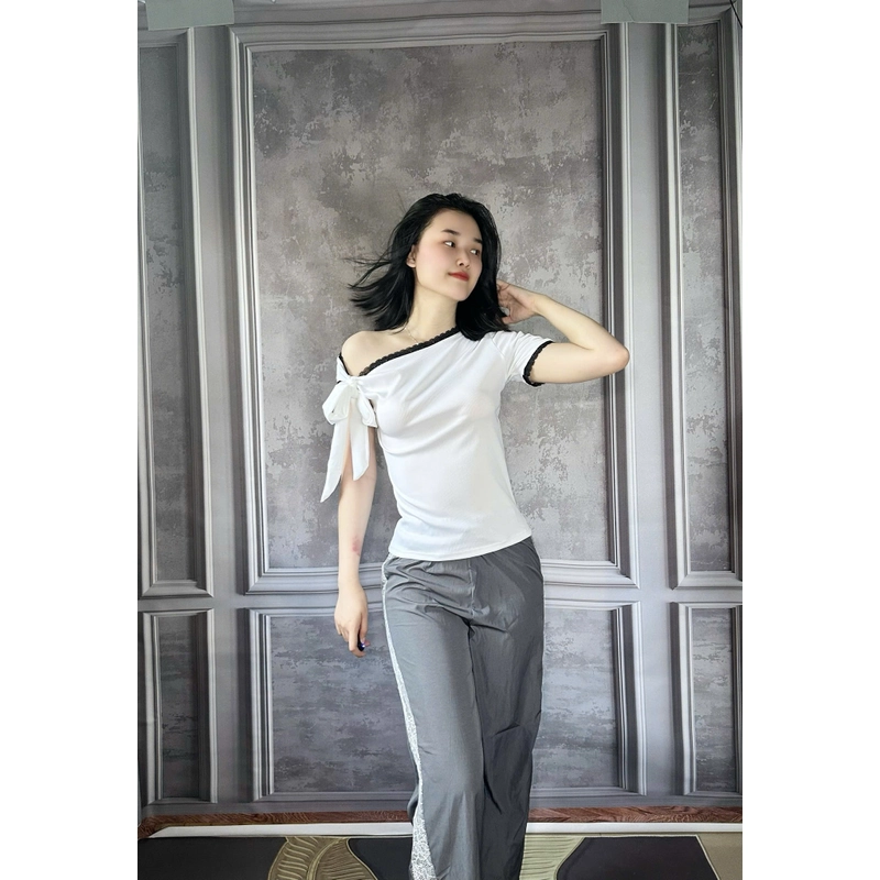  Set áo lệch vai phối nơ + quần dài lụa phối ren – Freesize 443462