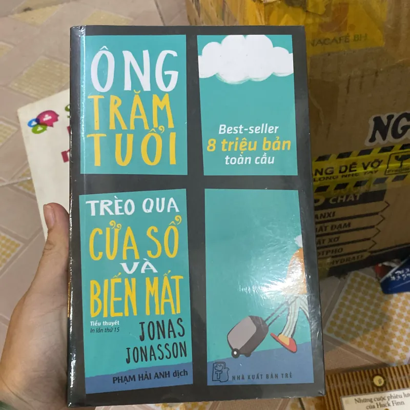 Ông trăm tuổi trèo qua cửa cửa sổ và biến mất  748411