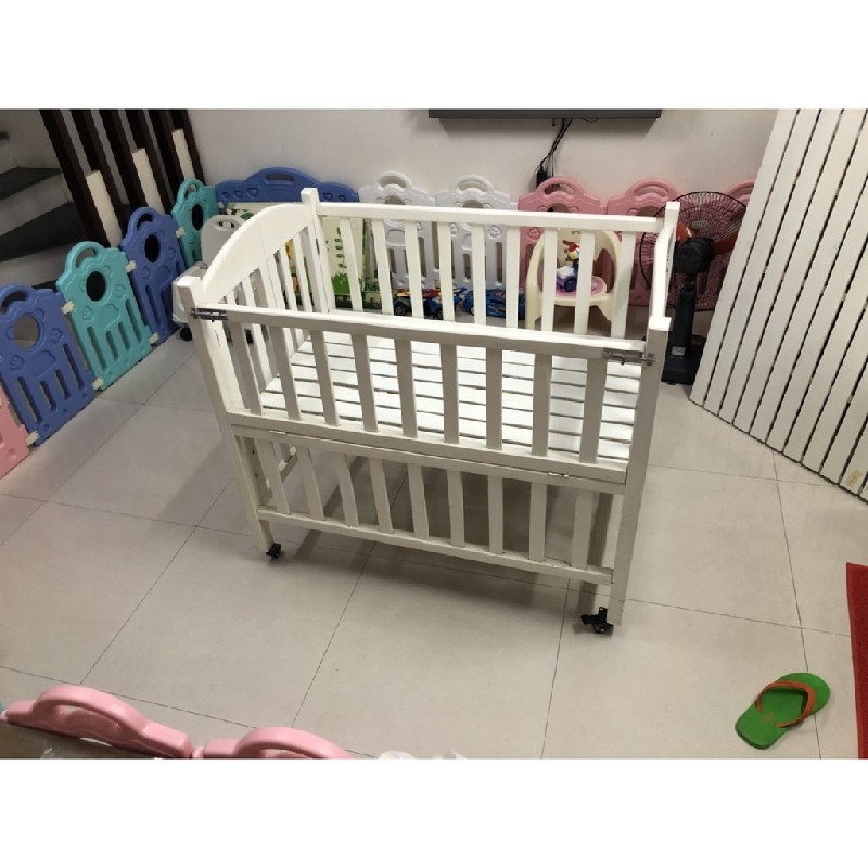 Giường cũi trẻ em màu Trắng ( Cũi gỗ sồi , Sơn PU cao cấp không độc hại ), cũi đã qua sử dụng như còn rất tốt, mới 95% 500