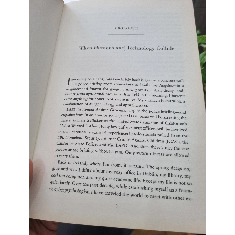 THE CYBER EFFECT: A PIONEERING CYBERPSYCHOLOGIST EXPLAINS HOW HUMAN BEHAVIOR CHANGES ONLINE - DR MARY AIKEN 120791