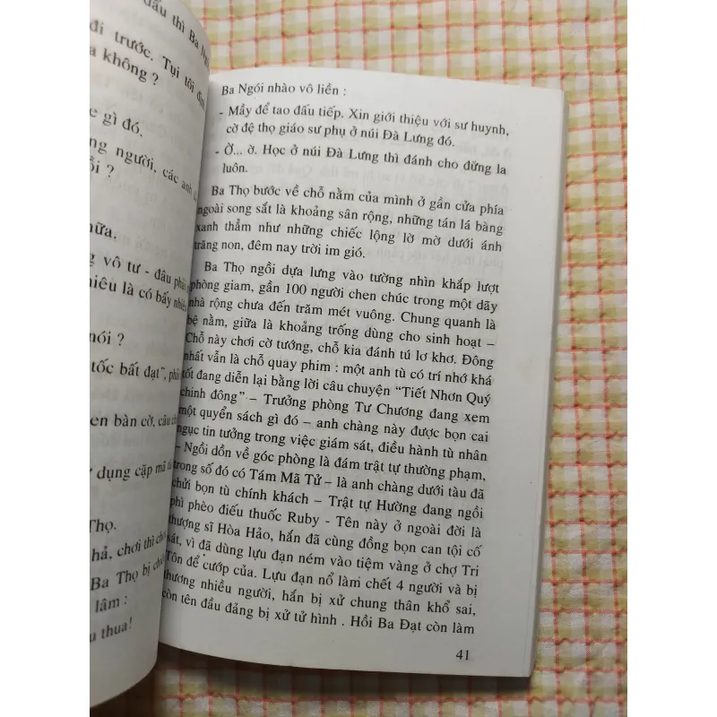 Truyện ký VƯỢT CÔN ĐẢO -Đồng Đen -câu chuyện anh hùng của những người tù chính trị Côn Đảo 753177