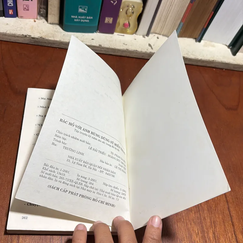 II Lịch Sử: Bác Hồ Với Anh Hùng Dũng Sỹ Miền Trung - 2001 958692