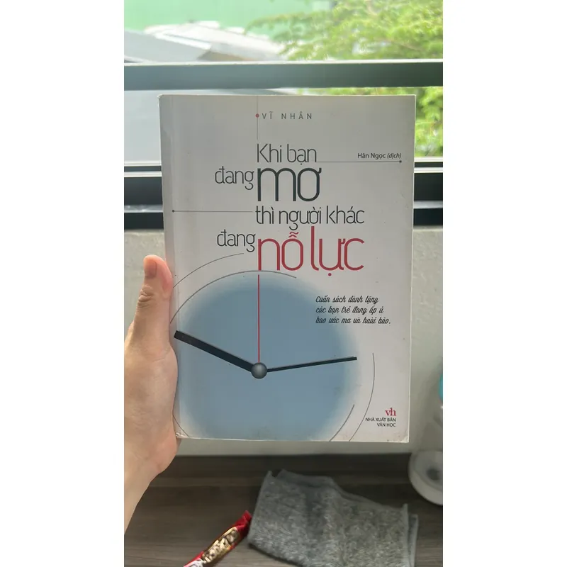Sách “ Khi bạn đang mơ thì người lhacs đang nỗ lực”  597196