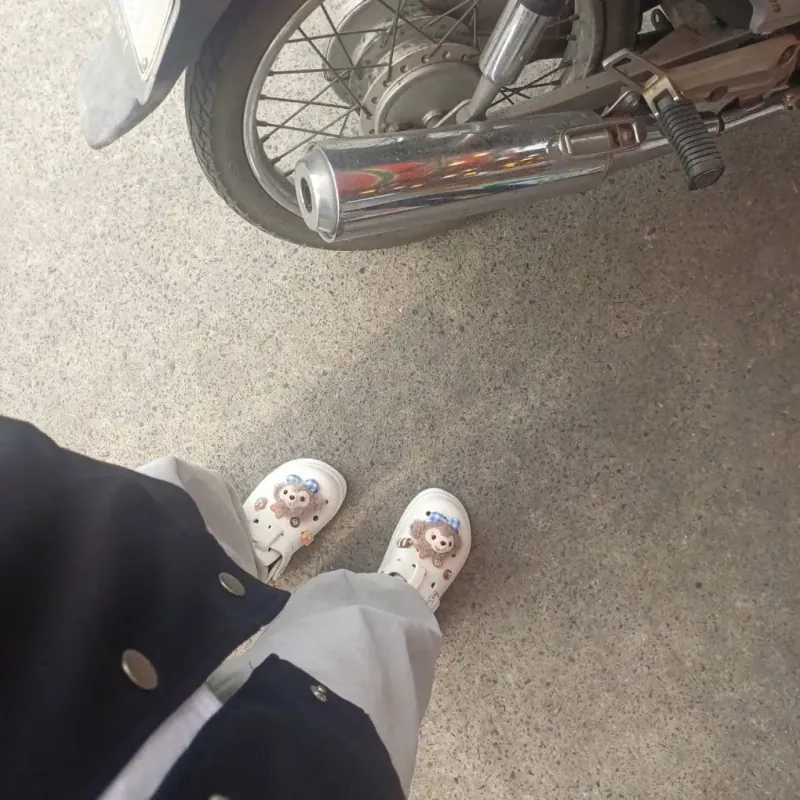 DÉP NỮ KÍN MŨI HỌA TIẾT GẤU - TRẮNG ĐEN 785201