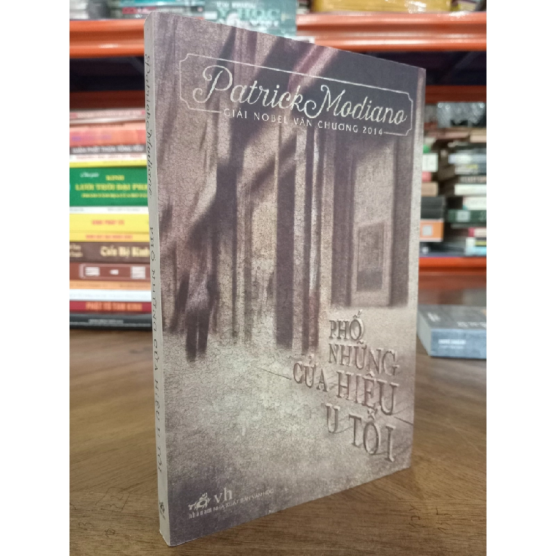 Phố của những cửa hiệu u tối - Patrick Modiano 129397
