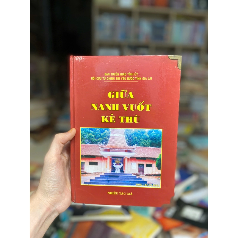 Giữa Nanh Vuốt Kẻ Thù 470900