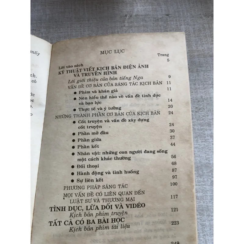 Kỹ thuật viết kịch bản điện ảnh và truyền hình 781812