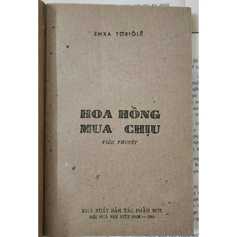 Tiểu thuyết HOA HỒNG MUA CHỊU (Elsa Triolet) 715182
