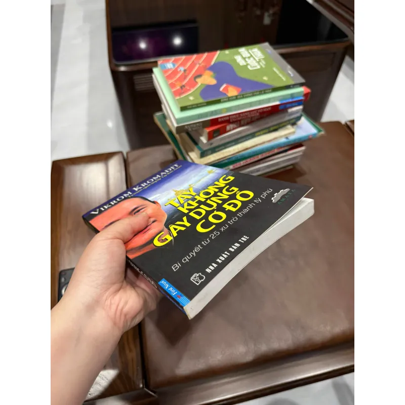 TAY KHÔNG GÂY DỰNG CƠ ĐỒ – Vikrom Kromadit- K3 1003707