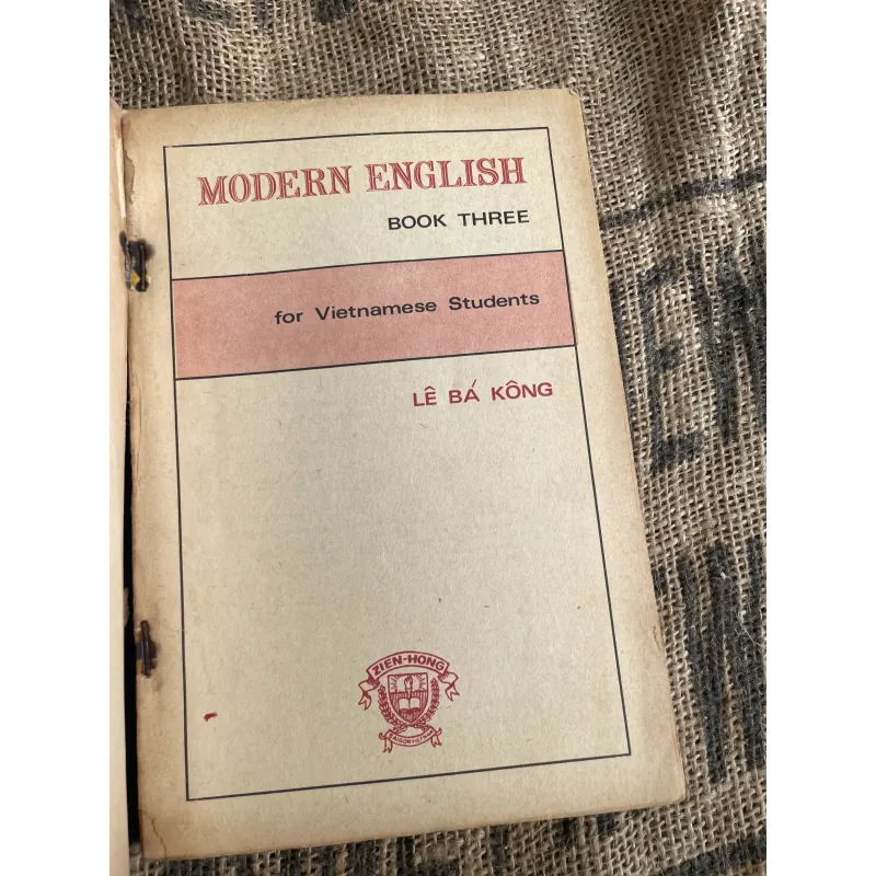 MODERN ENGLISH BOOK THREE FOR VIETNAMESE STUDENTS; Lê bá Kông  1013096