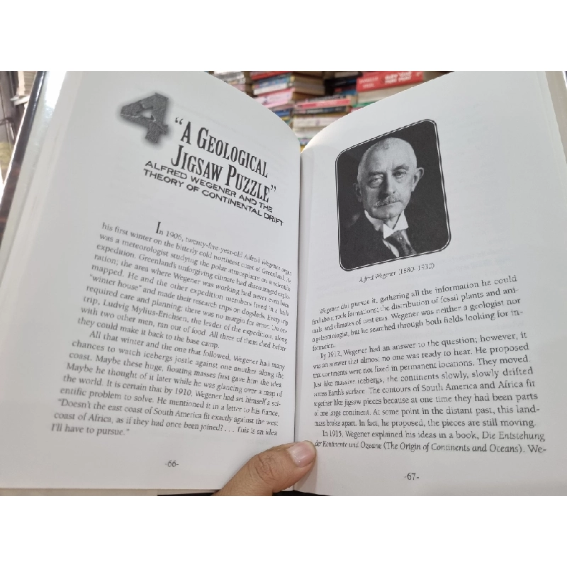 PIONEERS OF GEOLOGY : DISCOVERING EARTH'S SECRETS - M.W. Carruthers & S. Clinton 139785