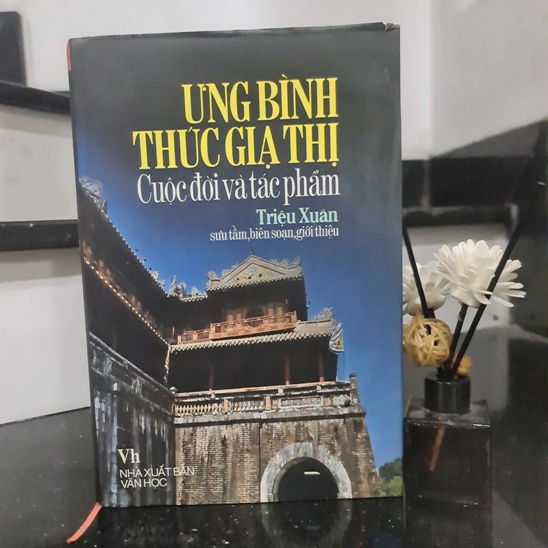 ƯNG BÌNH THÚC GIẠ THỊ CUỘC ĐỜI VÀ TÁC PHẨM - BÌA CỨNG XB 2008 291211