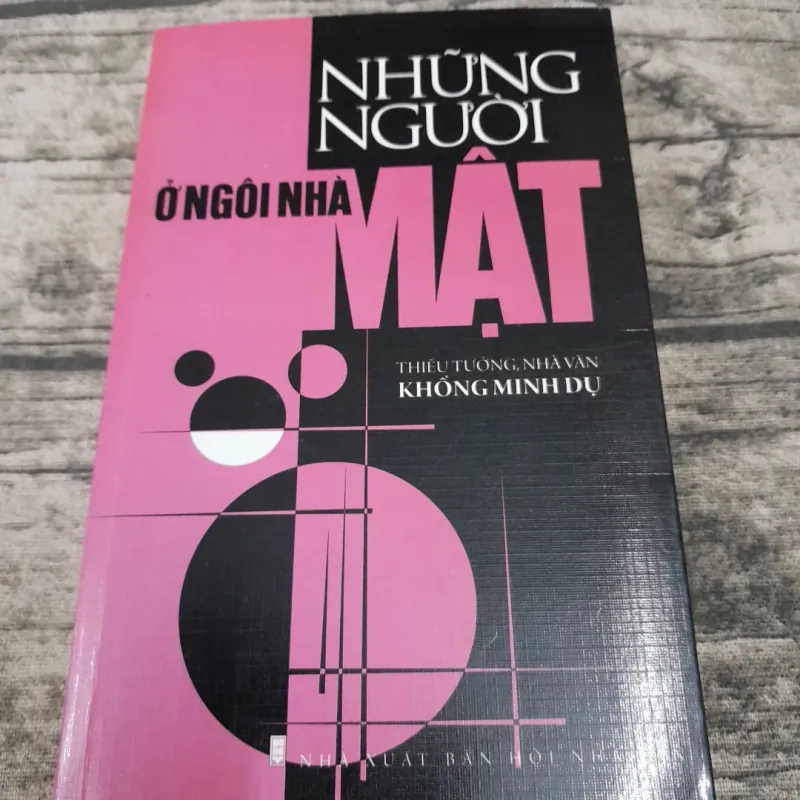 Thiếu tướng Nhà văn Khổng Minh Dụ. Những người ở ngôi nhà mật. 748374