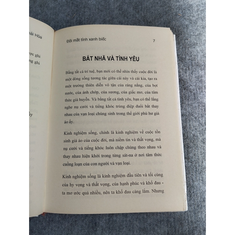 ĐÔI MẮT TÌNH XANH BIẾC 549201