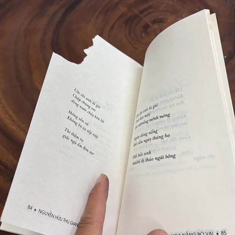 II Thơ: Hoa Nắng Bờ Vai - Nguyễn Hữu Thu Giang - 2000 1001908