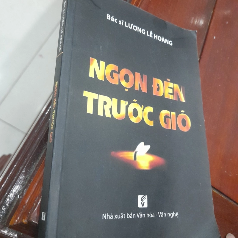 Bs Lương Lễ Hoàng - NGỌN ĐÈN TRƯỚC GIÓ 463490