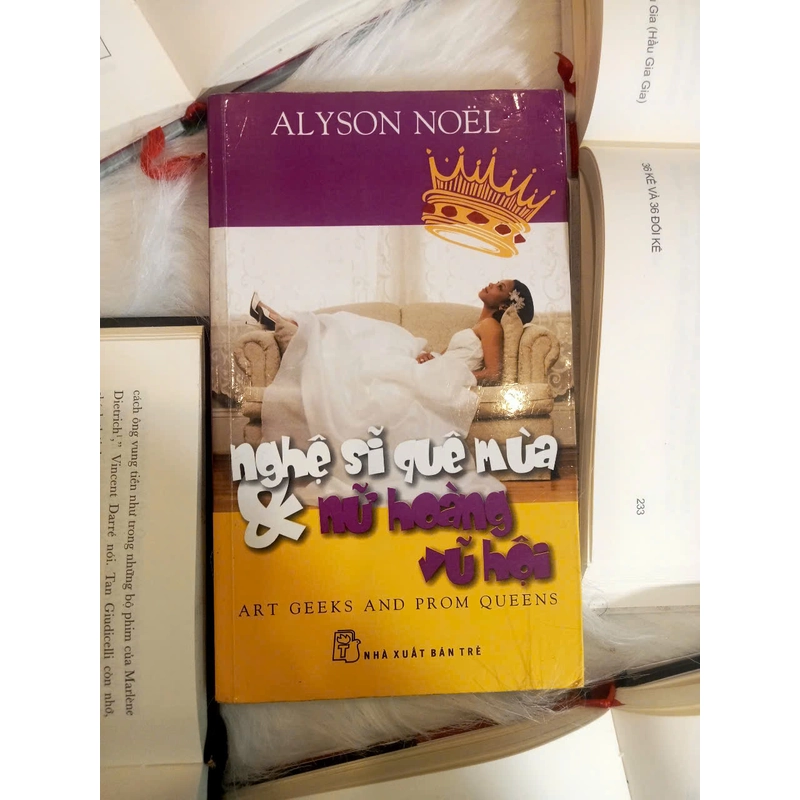 NGHỆ SĨ QUÊ MÙA & NỮ HOÀNG VŨ HỘI - Alyson Noël 502354