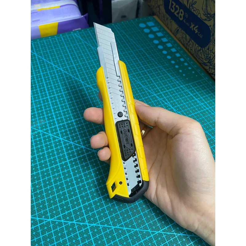 Dao rọc giấy Deli cao cấp màu vàng 507531