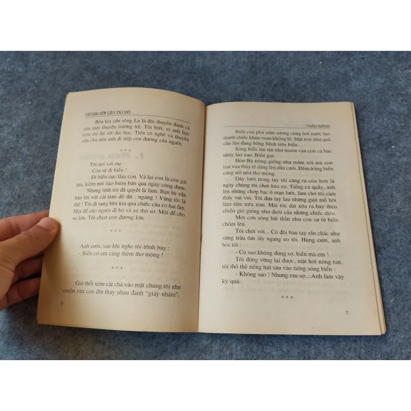 CÔ GÁI VỚI CÂY DÙ ĐỎ 719919