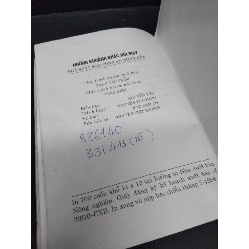 Những khoảnh khắc rủi may Lý Biên Cương mới 70% bẩn bìa, ố, bung gáy, có chữ ký tác giả, chữ viết, tróc gáy 1998 HCM.ASB3010 448169