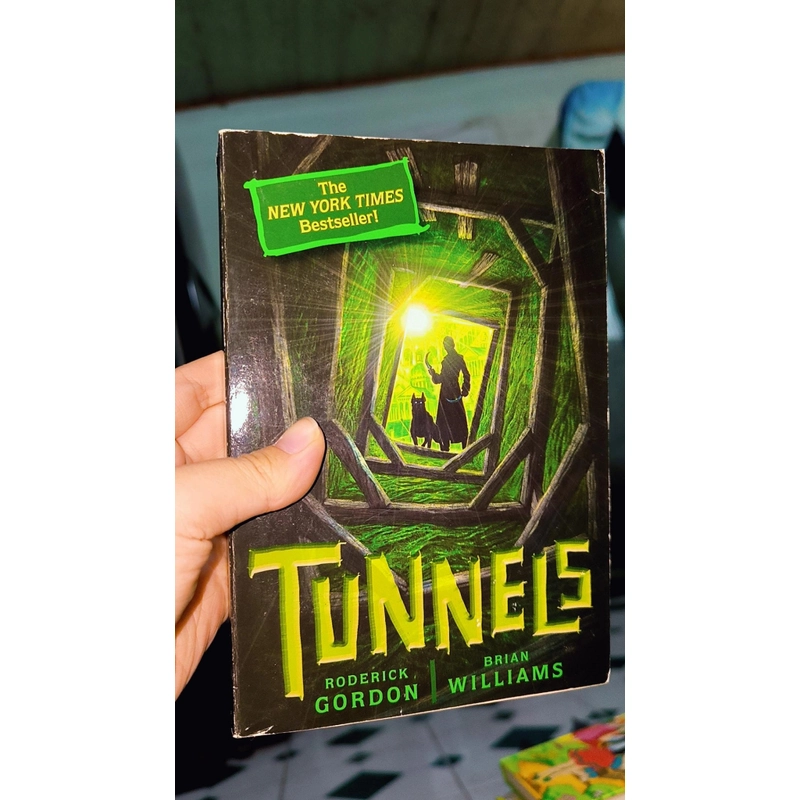 NYT Bestseller - Ngoại văn Tunnels 502914