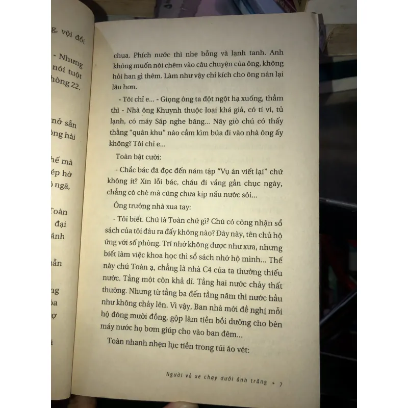 Người và xe chạy dưới ánh trăng - Hồ Anh Thái 1019119