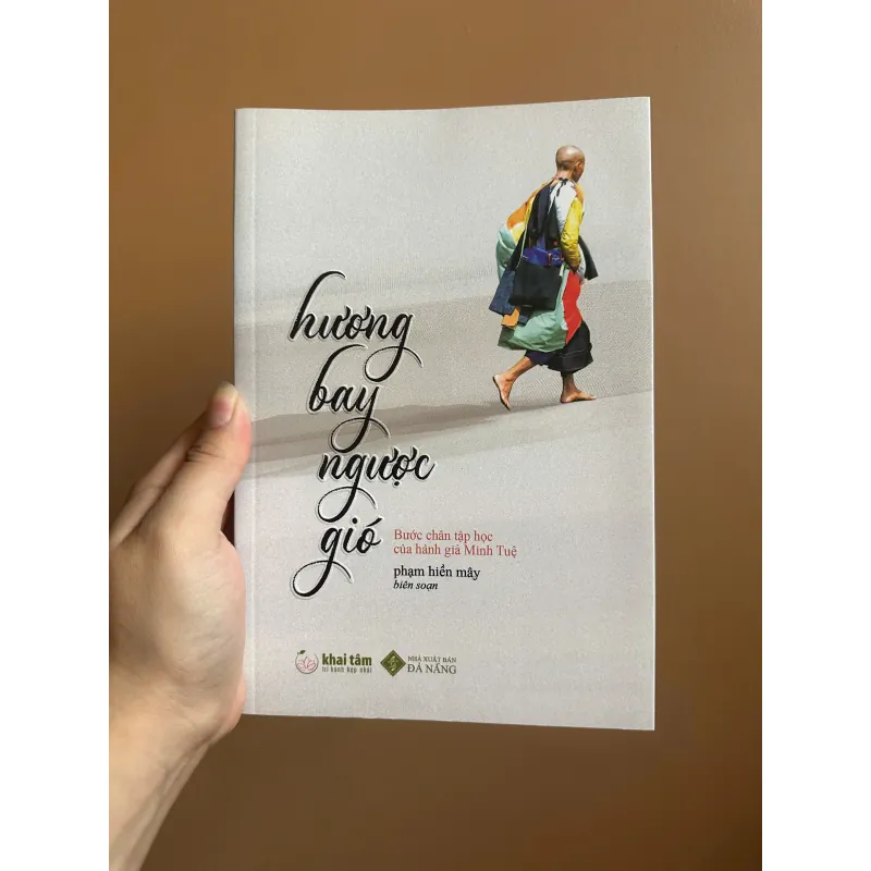 Hương bay ngược gió: Bước chân tập học của hành giả Minh Tuệ 733555