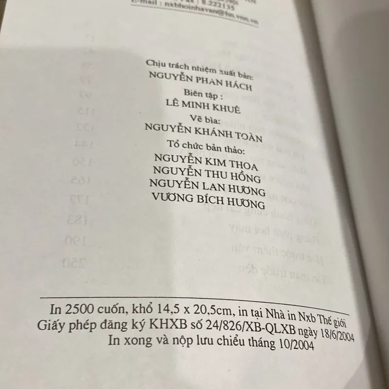 TẢN MẠN TRƯỚC ĐÈN, Tùy bút, bản bìa cứng có chữ ký tác giả Đỗ Chu (XB 2004) 674902