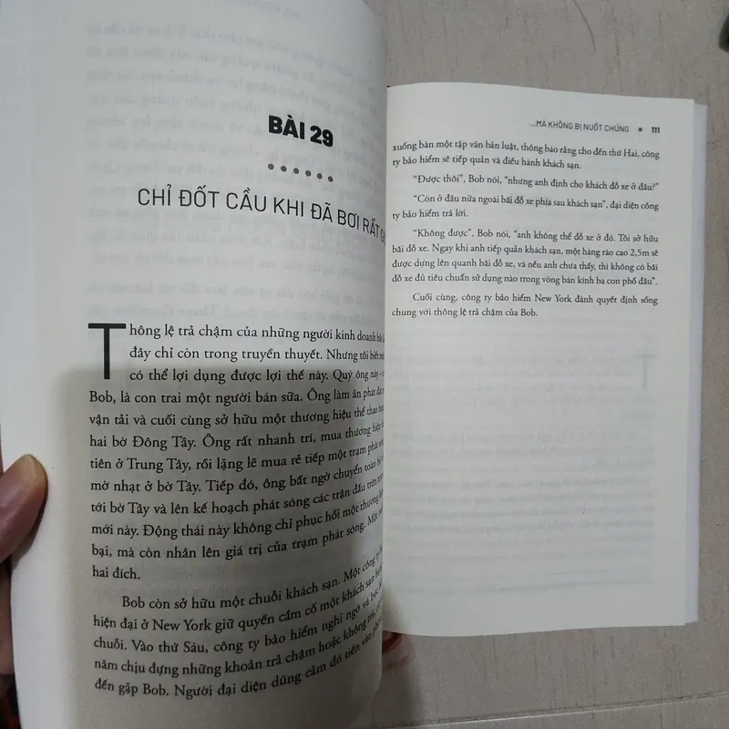 Sách Bơi cùng cá mập mà không bị nuốt chửng mới 90% 522676