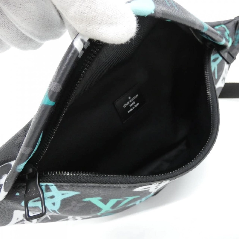 Túi đeo chéo Louis Vuitton Monogram Eclipse (LV Graffiti Veil) Discovery Bum Bag PM M21397 611799