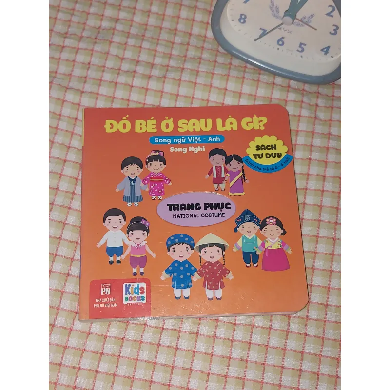 Sách gỗ  ĐỐ BÉ Ở SAU LÀ GÌ?  - chủ đề: TRANG PHỤC 📖 song ngữ Anh - Việt 🔤 713406