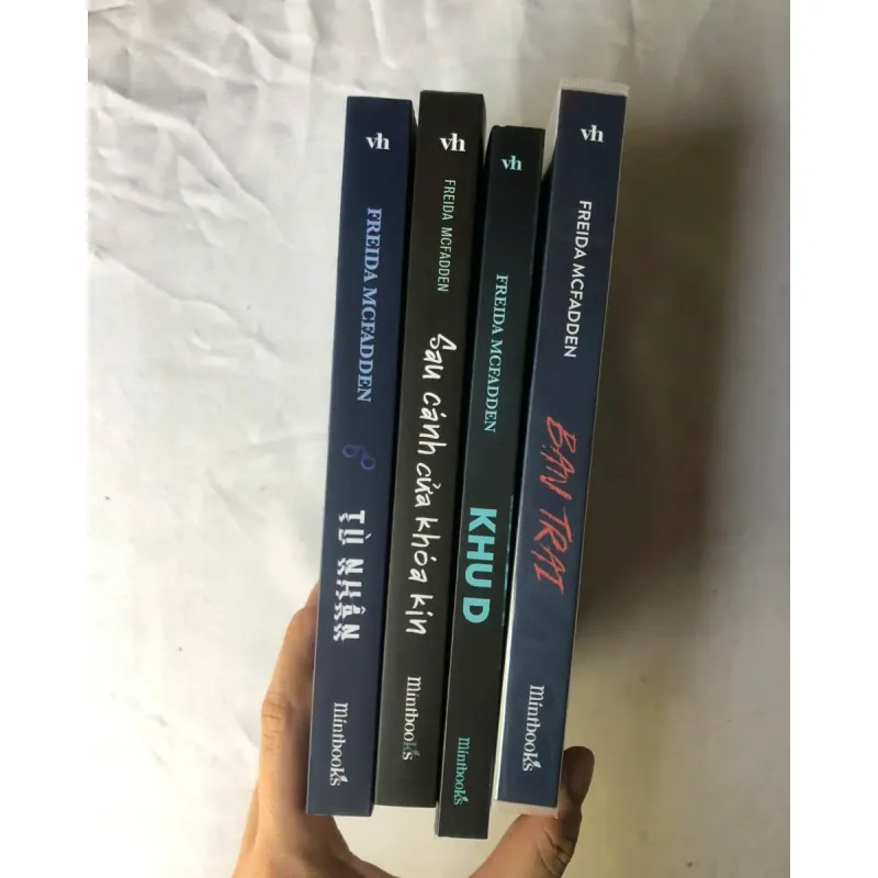 Sách của Freida McFadden: Bạn trai, Khu D, Sau cánh cửa khóa kín, Tù nhân 1002666