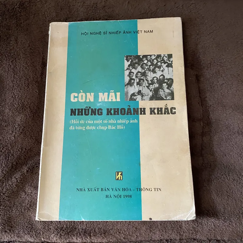 Còn mãi những khoảnh khắc (hồi ức của một nhà nhiếp ảnh đã từng được chụp Bác Hồ) 601102