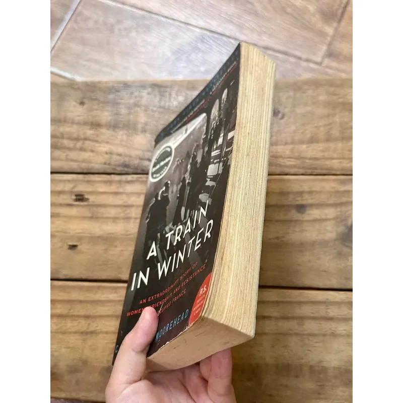 A Train in Winter - Caroline Moorehead 728996