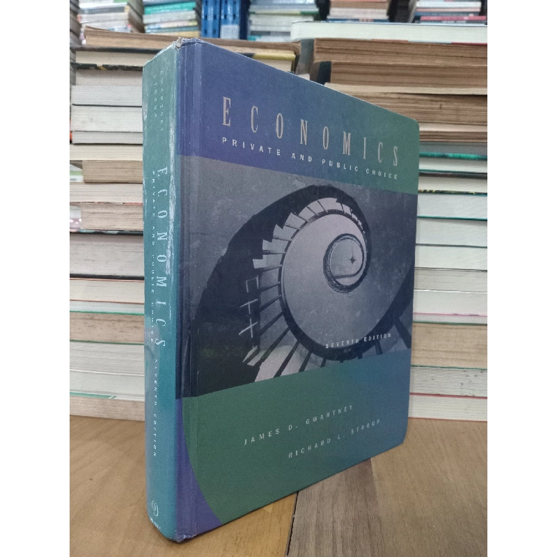 ECONOMICS: Private and public choice - James D. Gwartney, Richard L. Stroup 745278