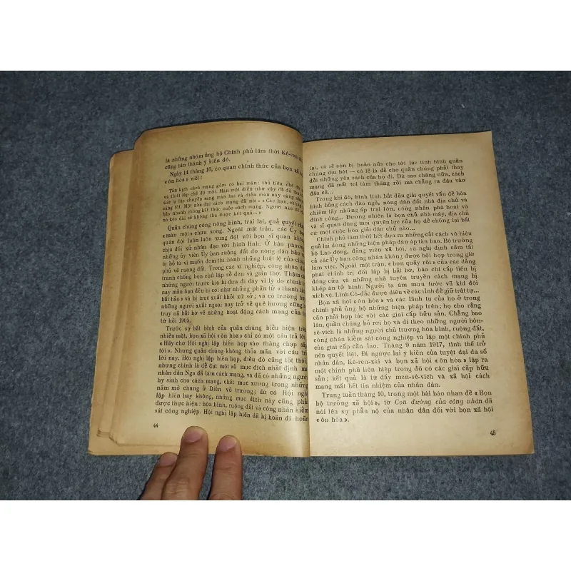 MƯỜI NGÀY RUNG CHUYỂN THẾ GIỚI 700690