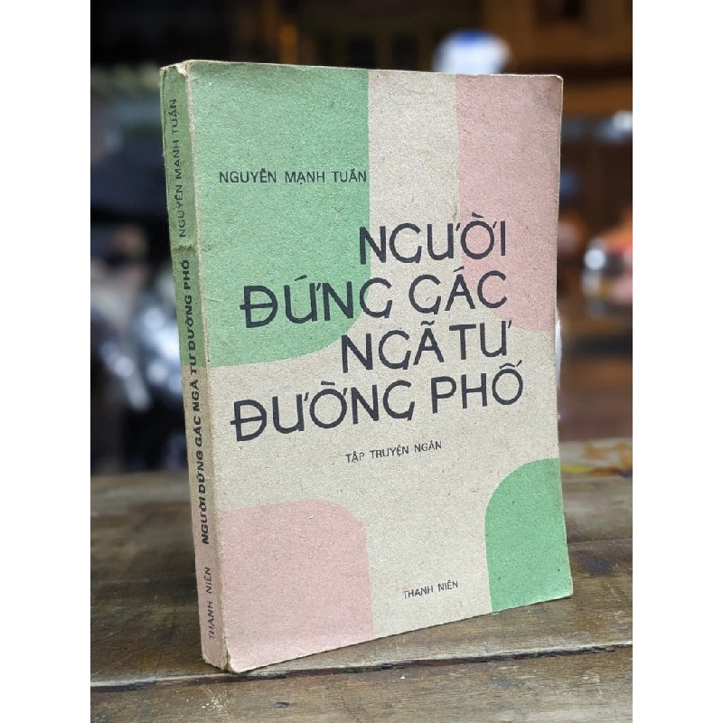 Người đứng gác ngã tư đường phố - Nguyễn Mạnh Tuấn 308806